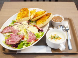 プロムナードカフェのローストビーフサラダ、スープセット