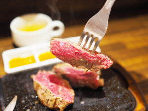 牛のお尻の先の肉・イチボステーキ150gの肉リフト＠やっぱりステーキ
