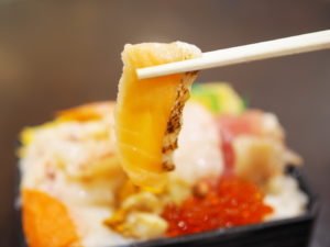 鮨・龍儀の海鮮12品盛り弁当にはマグロ・炙りサーモン・ズワイ蟹・エビ・ホタテ・ウニなど