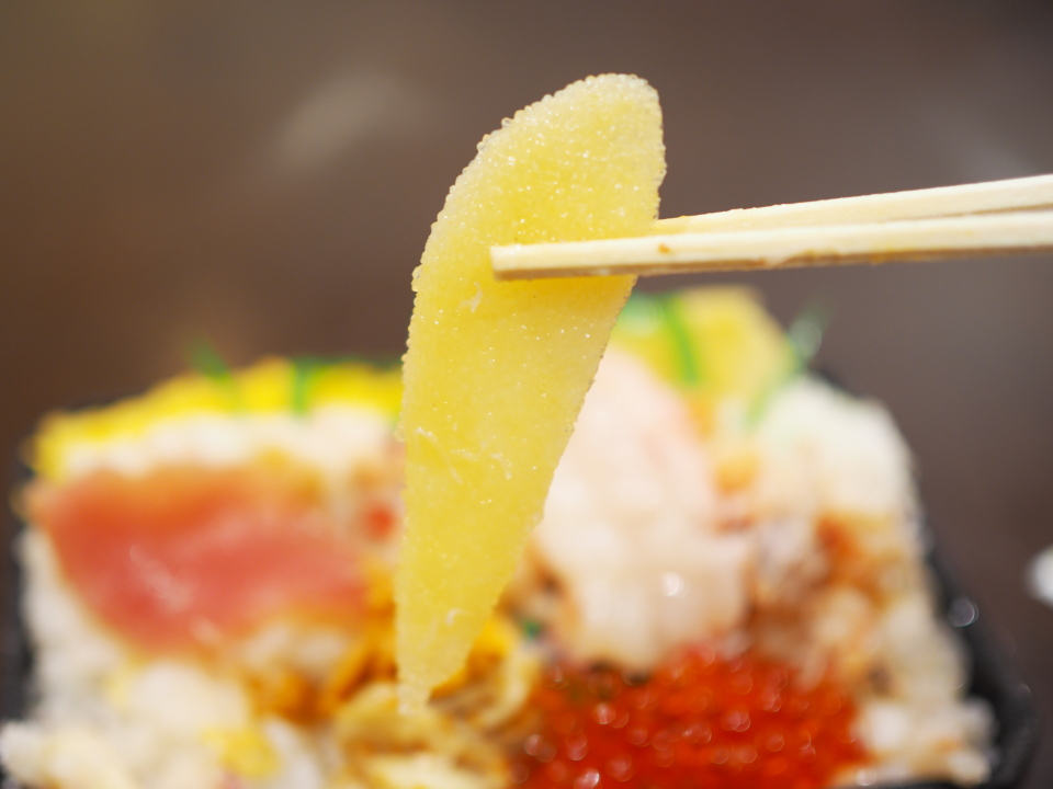 北海道の鮨・龍儀の海鮮12品盛り弁当にはマグロ、ズワイ蟹を始め、数の子まで