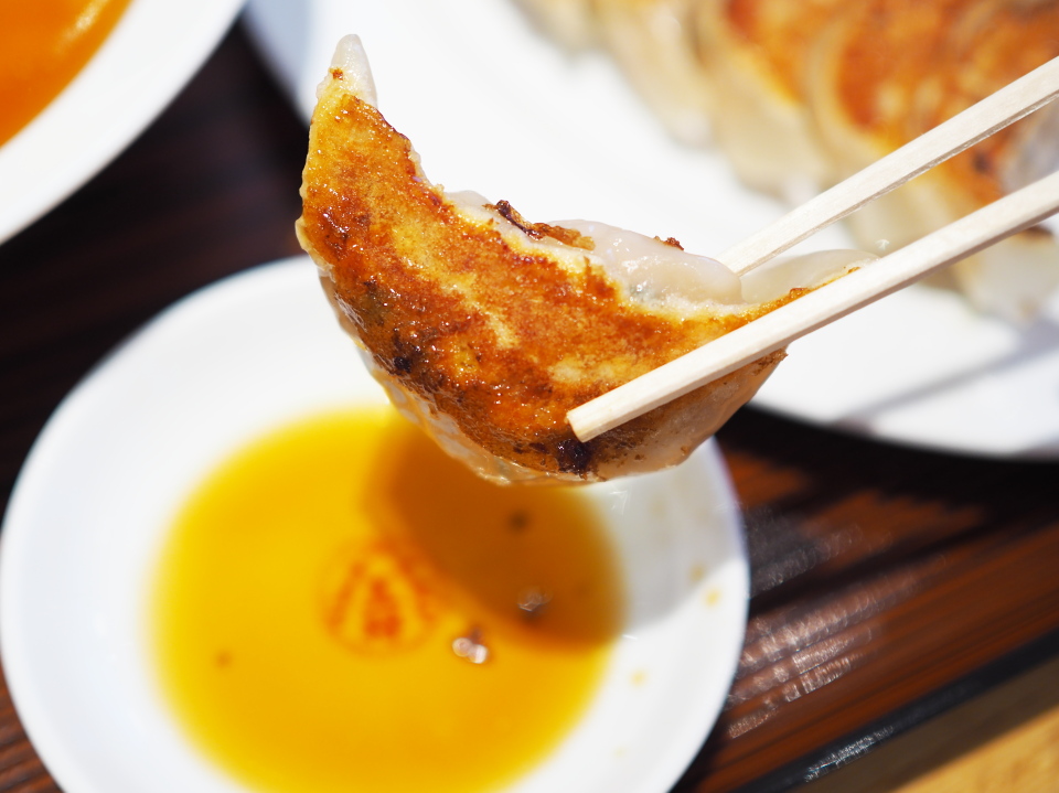 大阪王将の餃子は醤油とお酢を一緒に混ぜてタレを作る