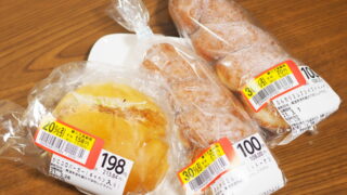 小麦の郷・ライフ今里店のかにコロバーガー（キャベツ入り）、ふんわりミルクツイストドーナツ