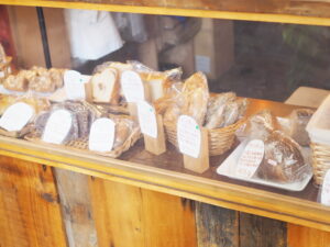 今里のスクジェムはほうじ茶のバターフランスとか、シンプル食パンも販売